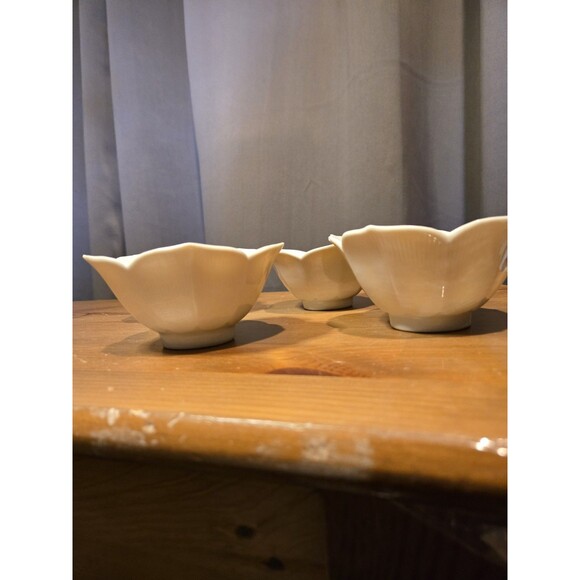 Vintage Porcelain Lotus Tulip Rice Bowl, Japan - Picture 3 of 8